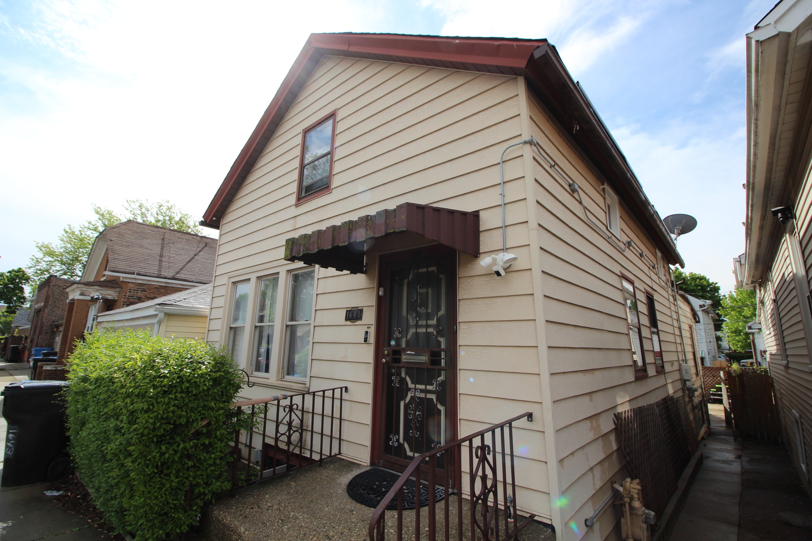 1643 W 32nd Place
