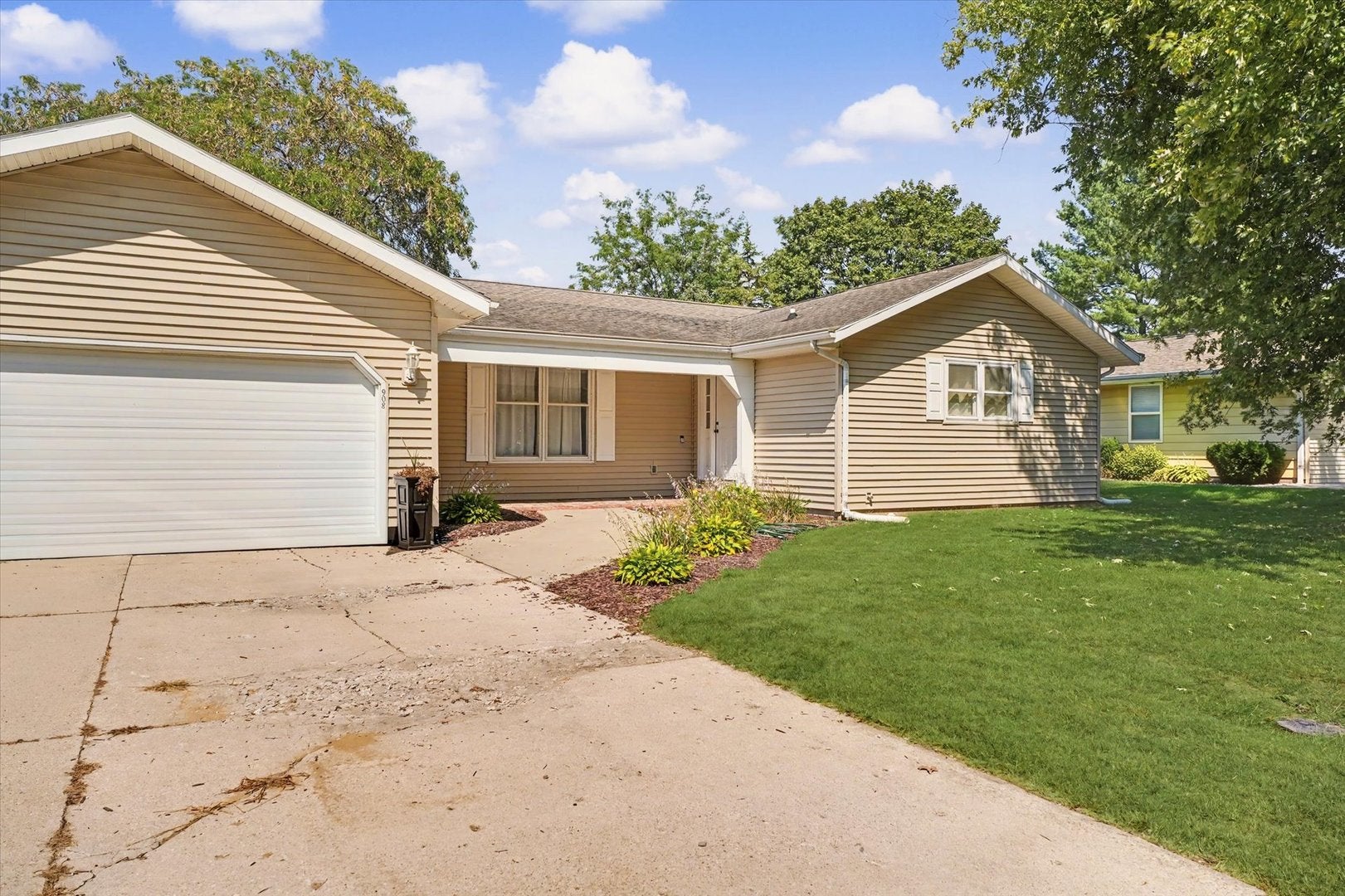 908 Hillside Court
