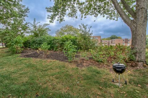 Tiny photo for 386 Sandhurst Circle #2, Glen Ellyn, IL 60137 (MLS # 12497034)