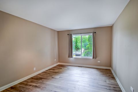 Tiny photo for 386 Sandhurst Circle #2, Glen Ellyn, IL 60137 (MLS # 12497034)