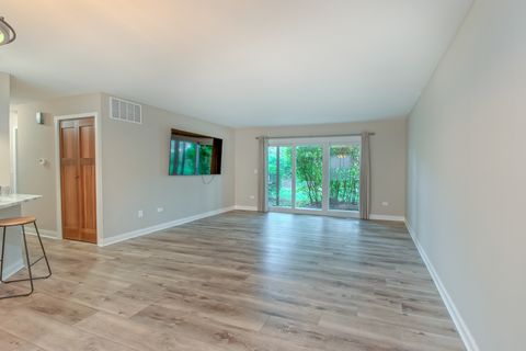 Tiny photo for 386 Sandhurst Circle #2, Glen Ellyn, IL 60137 (MLS # 12497034)