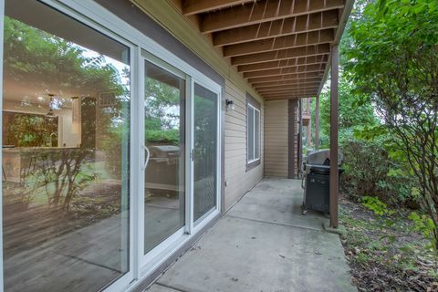 Tiny photo for 386 Sandhurst Circle #2, Glen Ellyn, IL 60137 (MLS # 12497034)