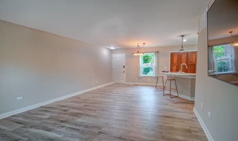 Tiny photo for 386 Sandhurst Circle #2, Glen Ellyn, IL 60137 (MLS # 12497034)