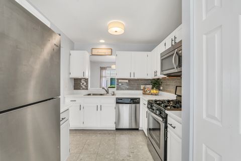 Tiny photo for 1881 Canterbury Court, Gurnee, IL 60031 (MLS # 12472945)