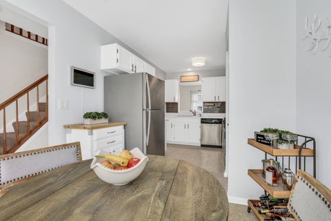 Tiny photo for 1881 Canterbury Court, Gurnee, IL 60031 (MLS # 12472945)