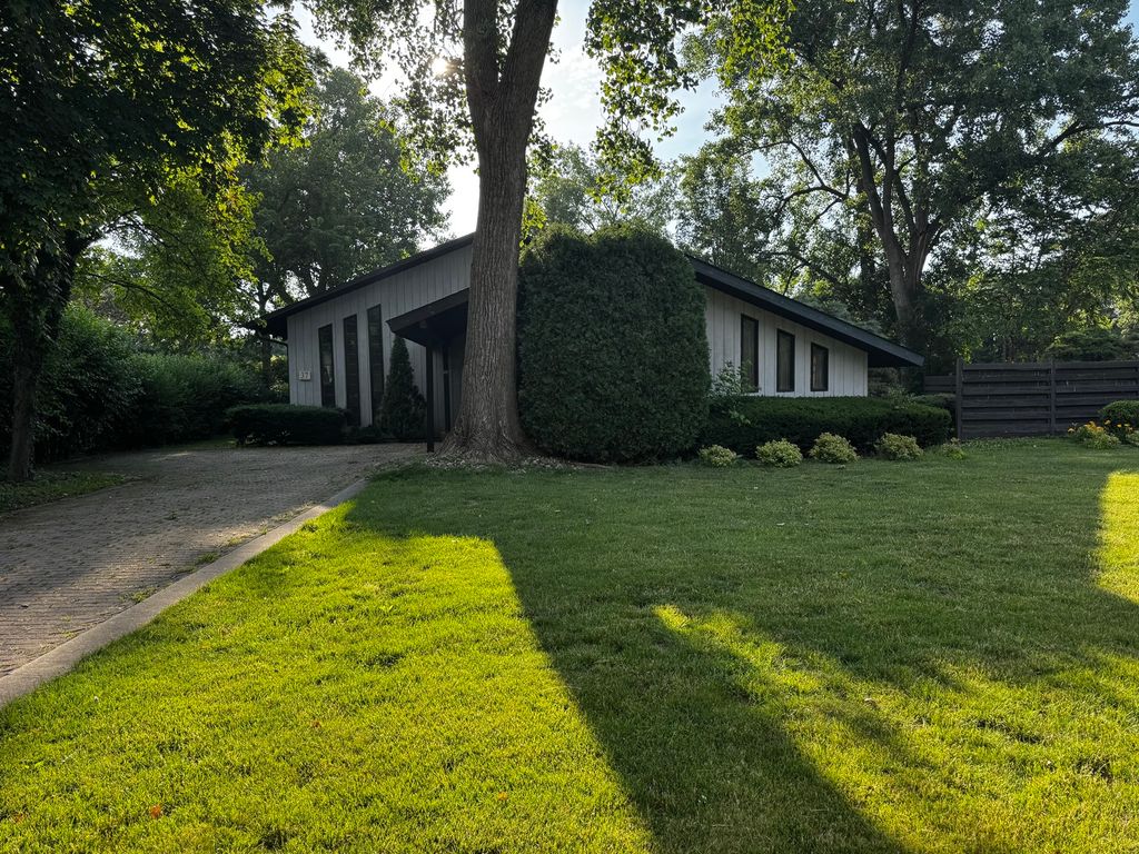 Photo for 37 Sheffield Lane, Oak Brook, IL 60523 (MLS # 12432619)