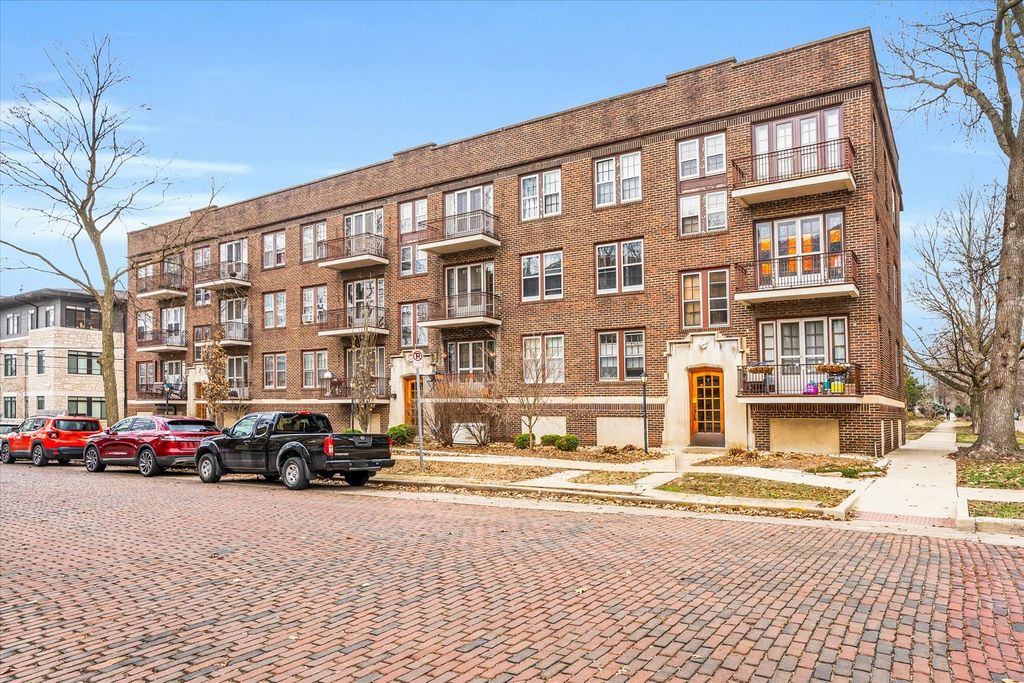 Photo for 309 N Prairie Street #10, Champaign, IL 61820 (MLS # 11988210)