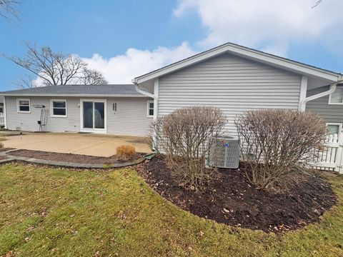 Tiny photo for 620 Chelmsford Lane, Elk Grove Village, IL 60007 (MLS # 12583772)