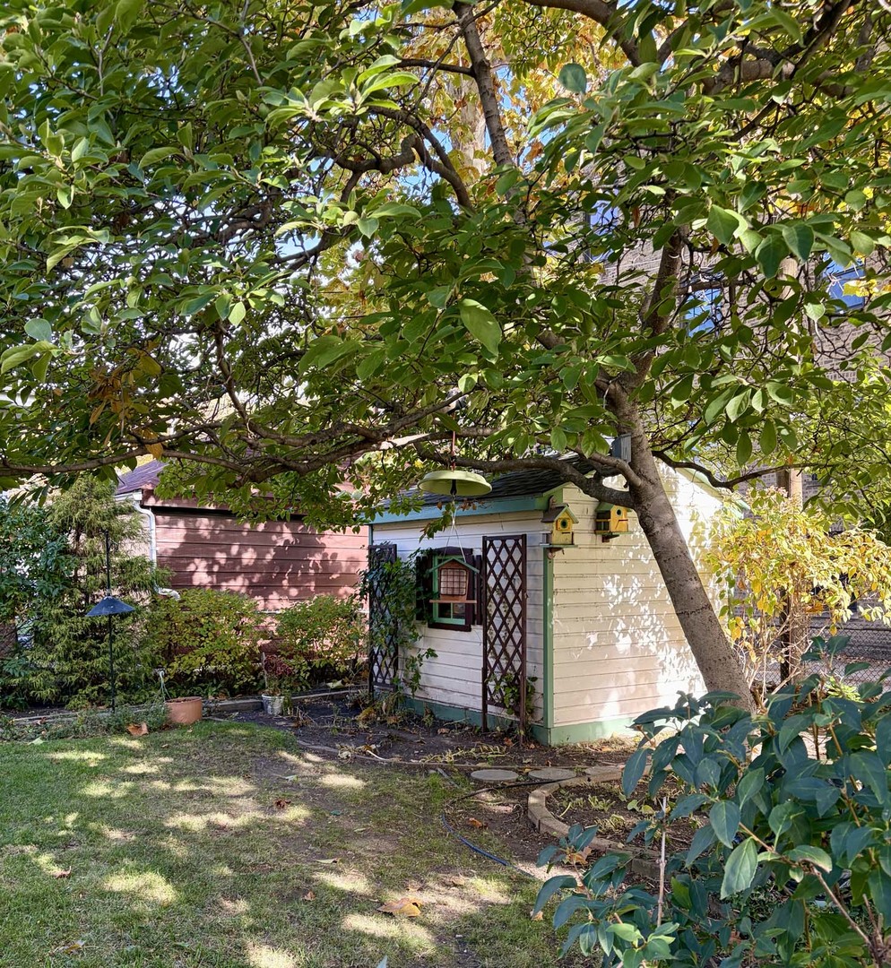 7433 N Washtenaw Avenue