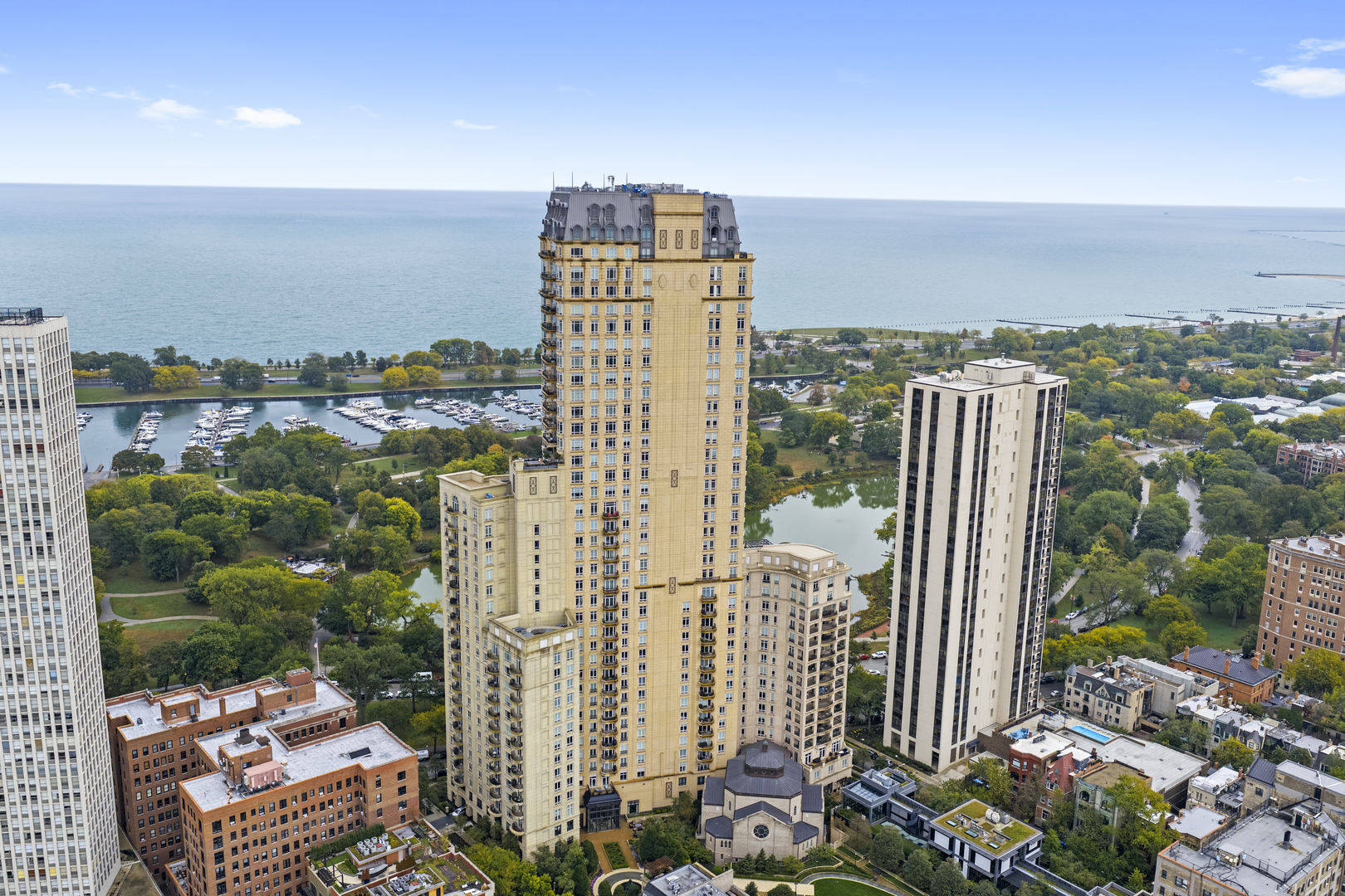 2550 N Lakeview Avenue 2103N