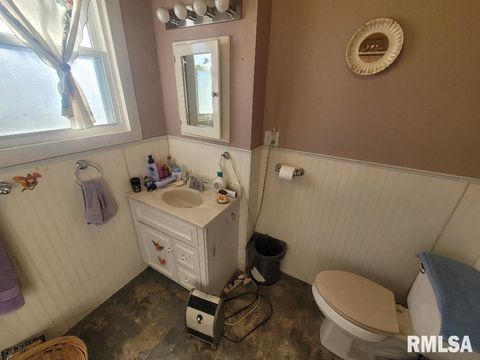 Tiny photo for 511 SE 4TH Street, Fairfield, IL 62837 (MLS # EB460794)