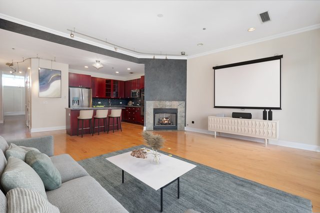 333 N Canal Street 1403