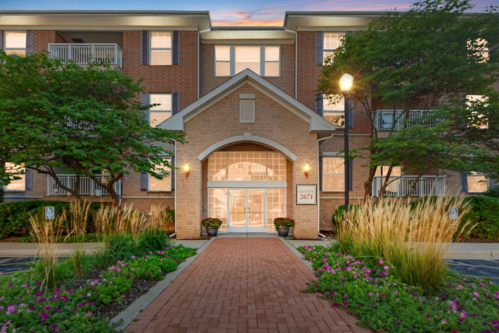 Photo for 2671 Stone Circle #208, Geneva, IL 60134 (MLS # 12503904)