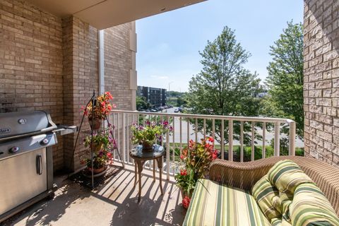 Tiny photo for 1705 Pavilion Way #303, Park Ridge, IL 60068 (MLS # 12496518)