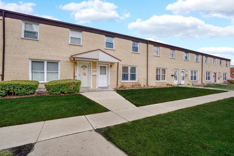 Tiny photo for 842 Colonial Drive #B, Wheeling, IL 60090 (MLS # 12572319)