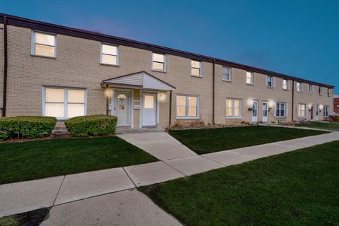 Tiny photo for 842 Colonial Drive #B, Wheeling, IL 60090 (MLS # 12572319)