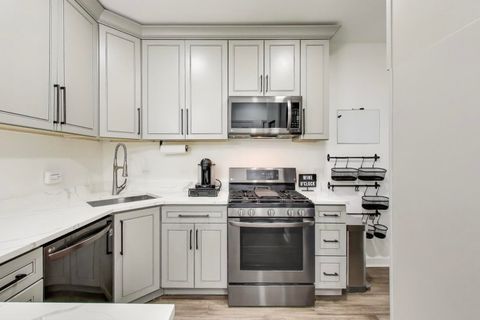 Tiny photo for 6421 N GREENVIEW Avenue #2W, Chicago, IL 60626 (MLS # 12516354)