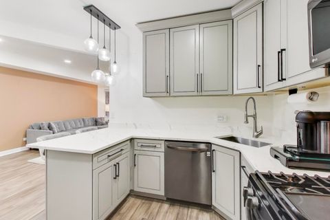 Tiny photo for 6421 N GREENVIEW Avenue #2W, Chicago, IL 60626 (MLS # 12516354)