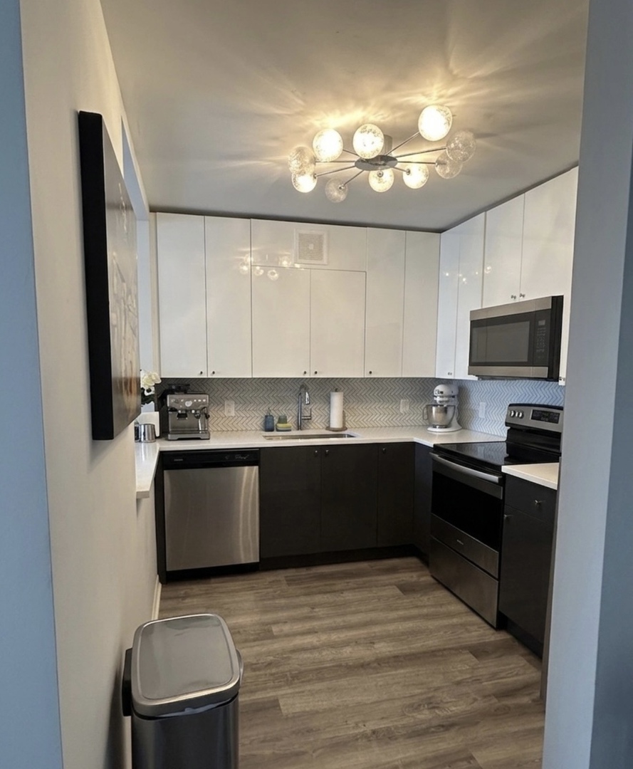 33 W DELAWARE Place 10D