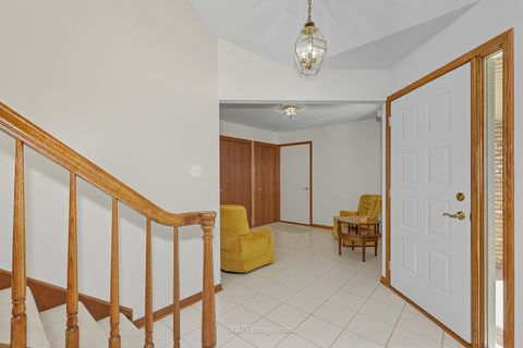 Tiny photo for 18434 Lakeview Circle, Tinley Park, IL 60477 (MLS # 12475015)