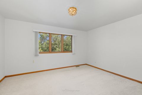 Tiny photo for 18434 Lakeview Circle, Tinley Park, IL 60477 (MLS # 12475015)
