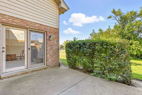 Tiny photo for 18434 Lakeview Circle, Tinley Park, IL 60477 (MLS # 12475015)
