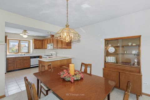 Tiny photo for 18434 Lakeview Circle, Tinley Park, IL 60477 (MLS # 12475015)
