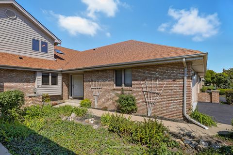 Tiny photo for 18434 Lakeview Circle, Tinley Park, IL 60477 (MLS # 12475015)