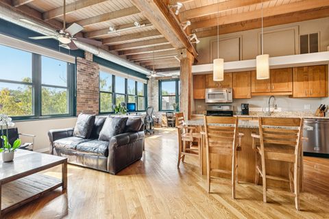 Tiny photo for 3201 N Ravenswood Avenue #301, Chicago, IL 60657 (MLS # 12479580)