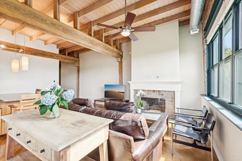 Tiny photo for 3201 N Ravenswood Avenue #301, Chicago, IL 60657 (MLS # 12479580)