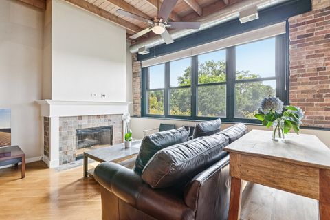 Tiny photo for 3201 N Ravenswood Avenue #301, Chicago, IL 60657 (MLS # 12479580)