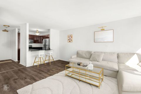 Tiny photo for 2650 N Lakeview Avenue #404, Chicago, IL 60614 (MLS # 12422132)