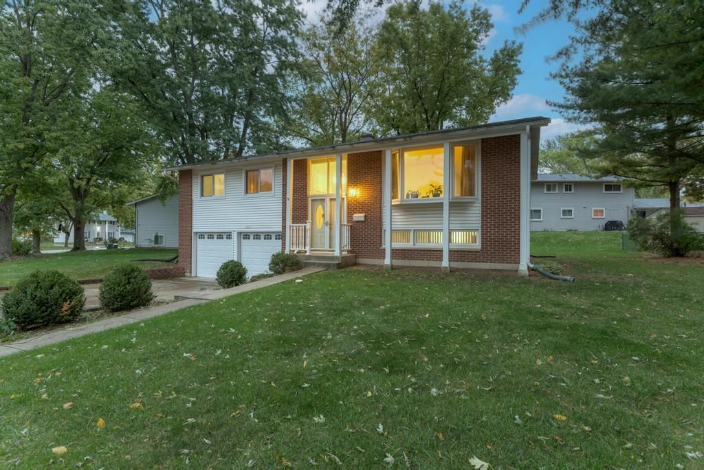 Photo for 2801 Mitchell Drive, Woodridge, IL 60517 (MLS # 12478621)