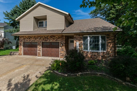 Photo of 1122 W 59th Street, Davenport, IA 52806 (MLS # 12739011)