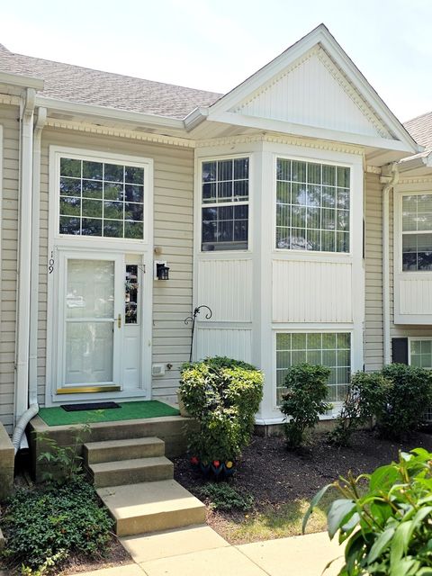 Photo of 109 E Victoria Circle, North Aurora, IL 60542 (MLS # 12443303) Photo of 109 E Victoria Circle, North Aurora, IL 60542 (MLS # 12443303)