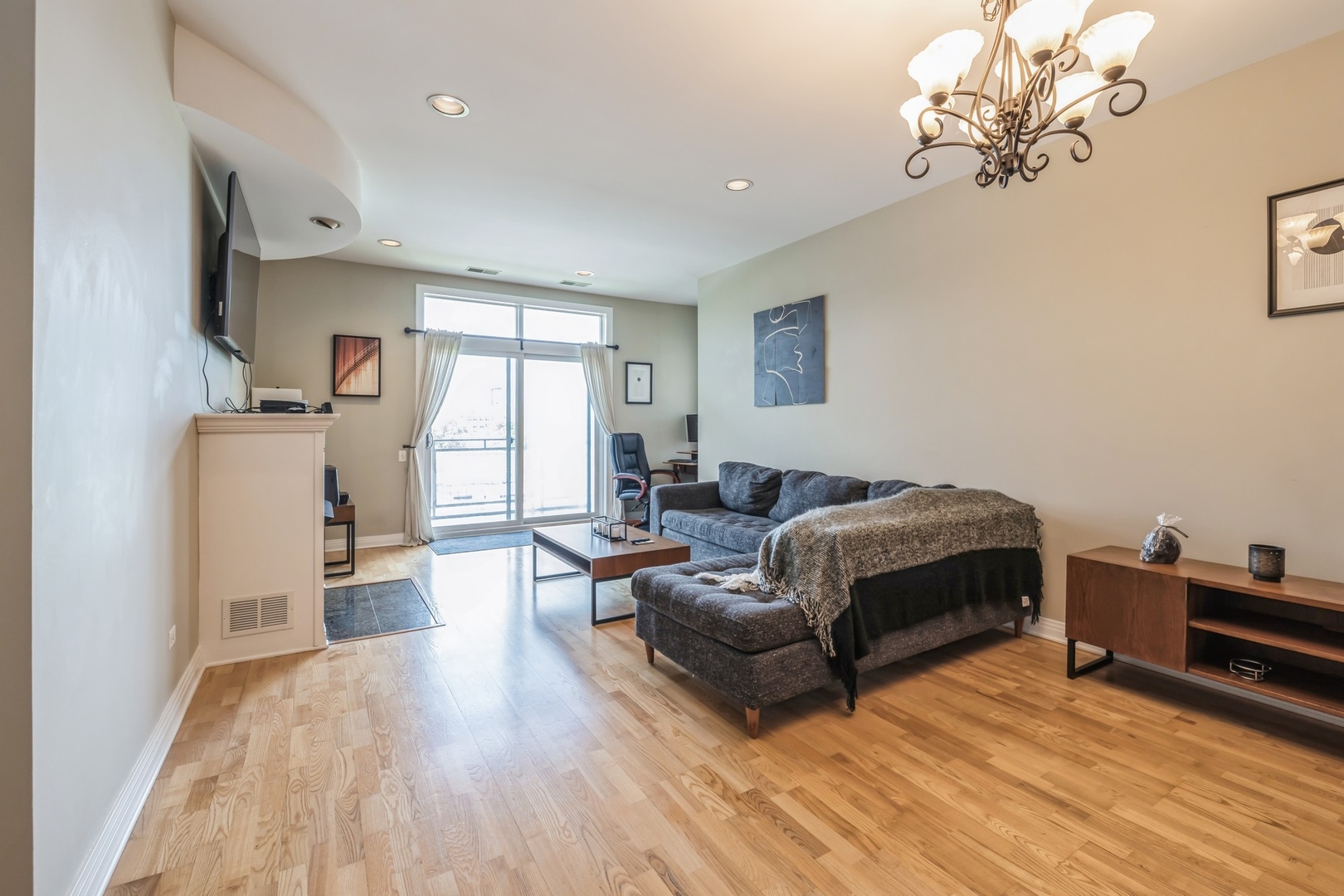 950 W Huron Street 402