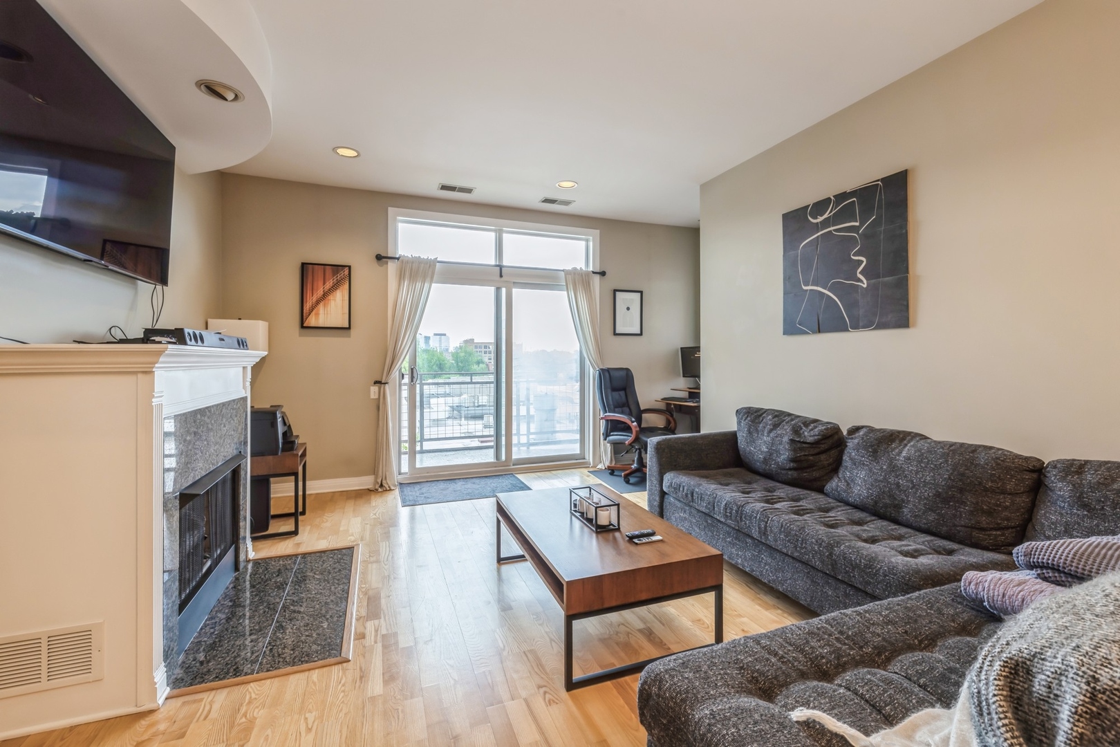 950 W Huron Street 402