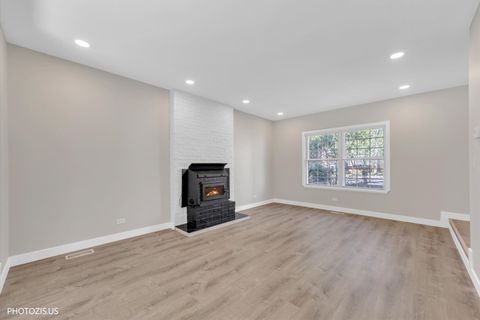 Tiny photo for 642 Williams Court, Gurnee, IL 60031 (MLS # 12616277)