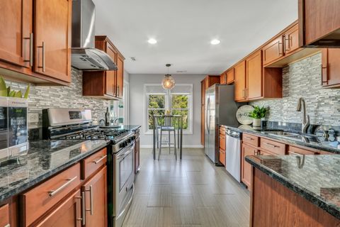 Tiny photo for 215 Coventry Circle #215, Vernon Hills, IL 60061 (MLS # 12486494)