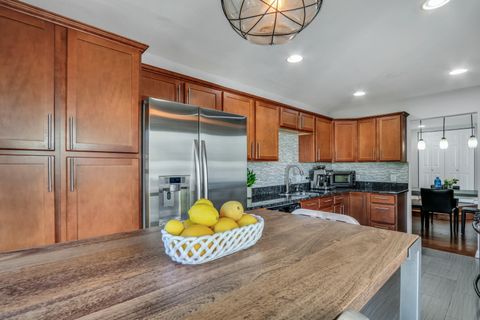 Tiny photo for 215 Coventry Circle #215, Vernon Hills, IL 60061 (MLS # 12486494)