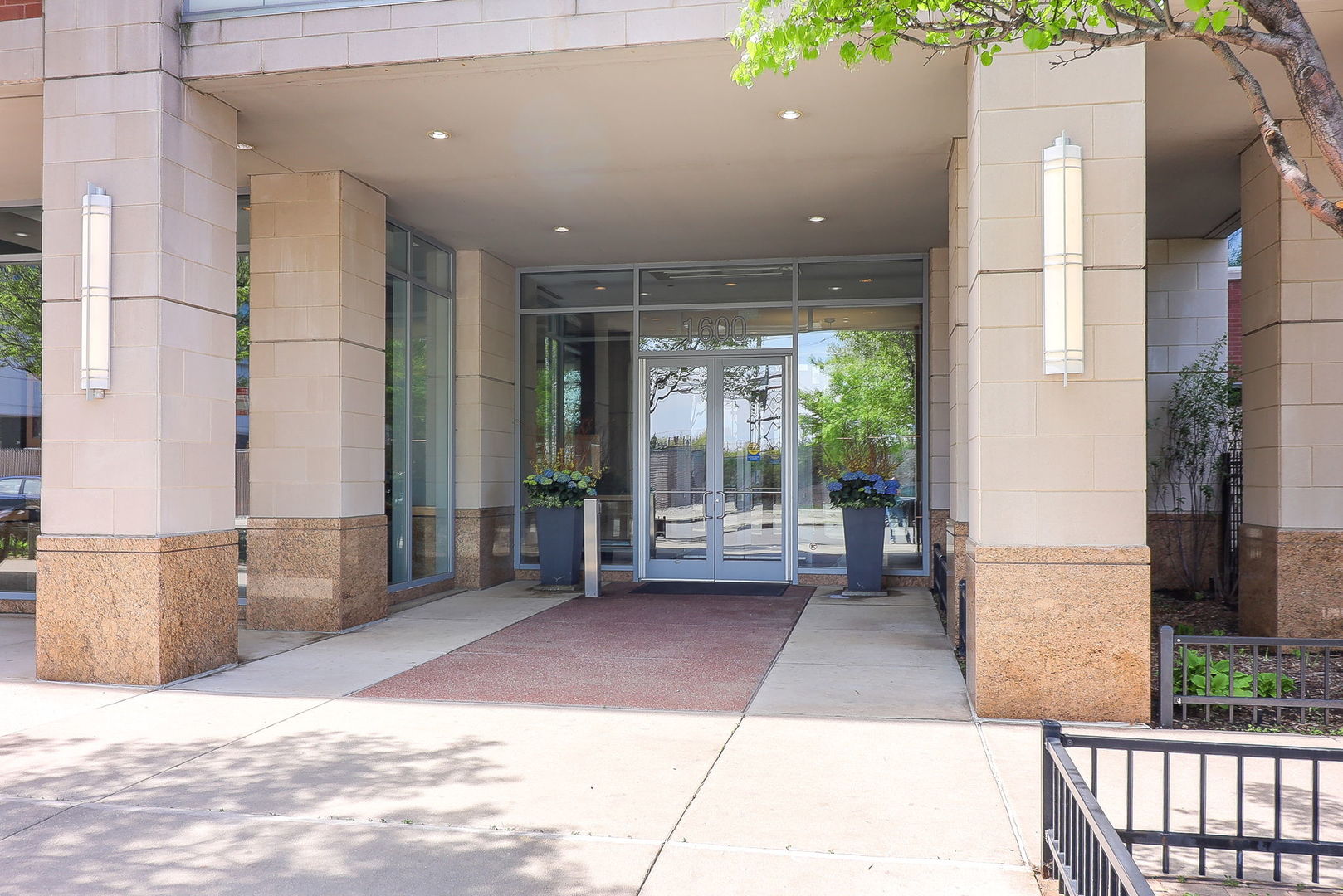 1600 S Prairie Avenue 810