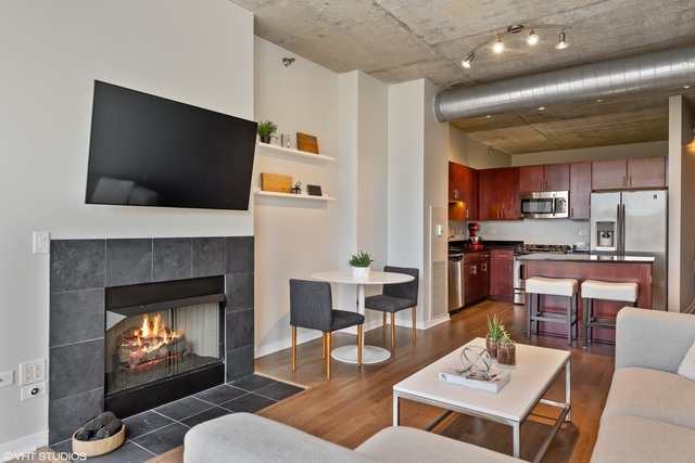 700 N LARRABEE Street 1111