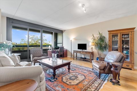 Tiny photo for 900 Chicago Avenue #413, Evanston, IL 60202 (MLS # 12483143)