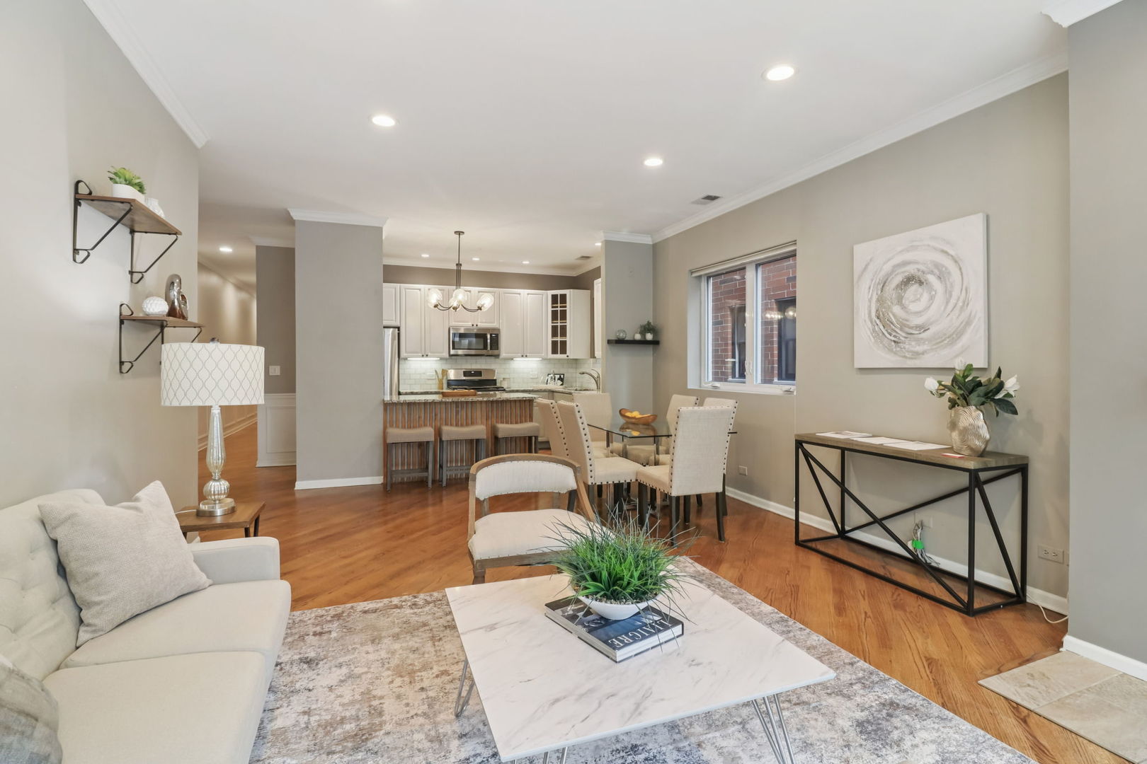 2735 N Kenmore Avenue 2S