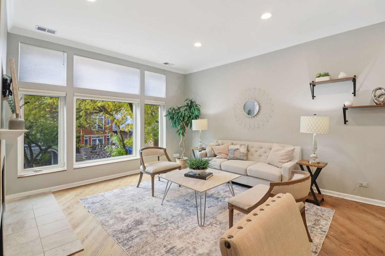 2735 N Kenmore Avenue 2S