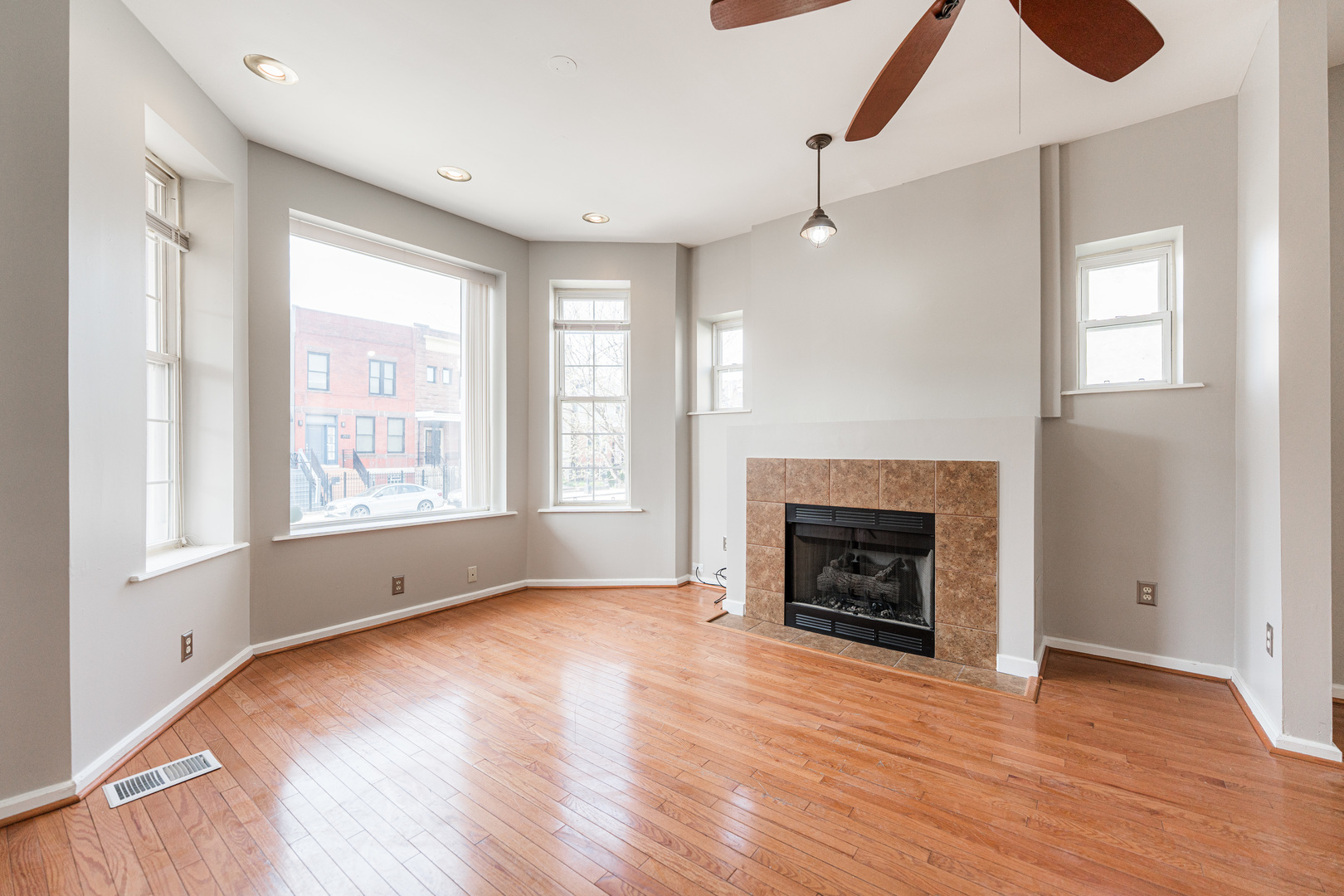 2916 W Warren Boulevard 1
