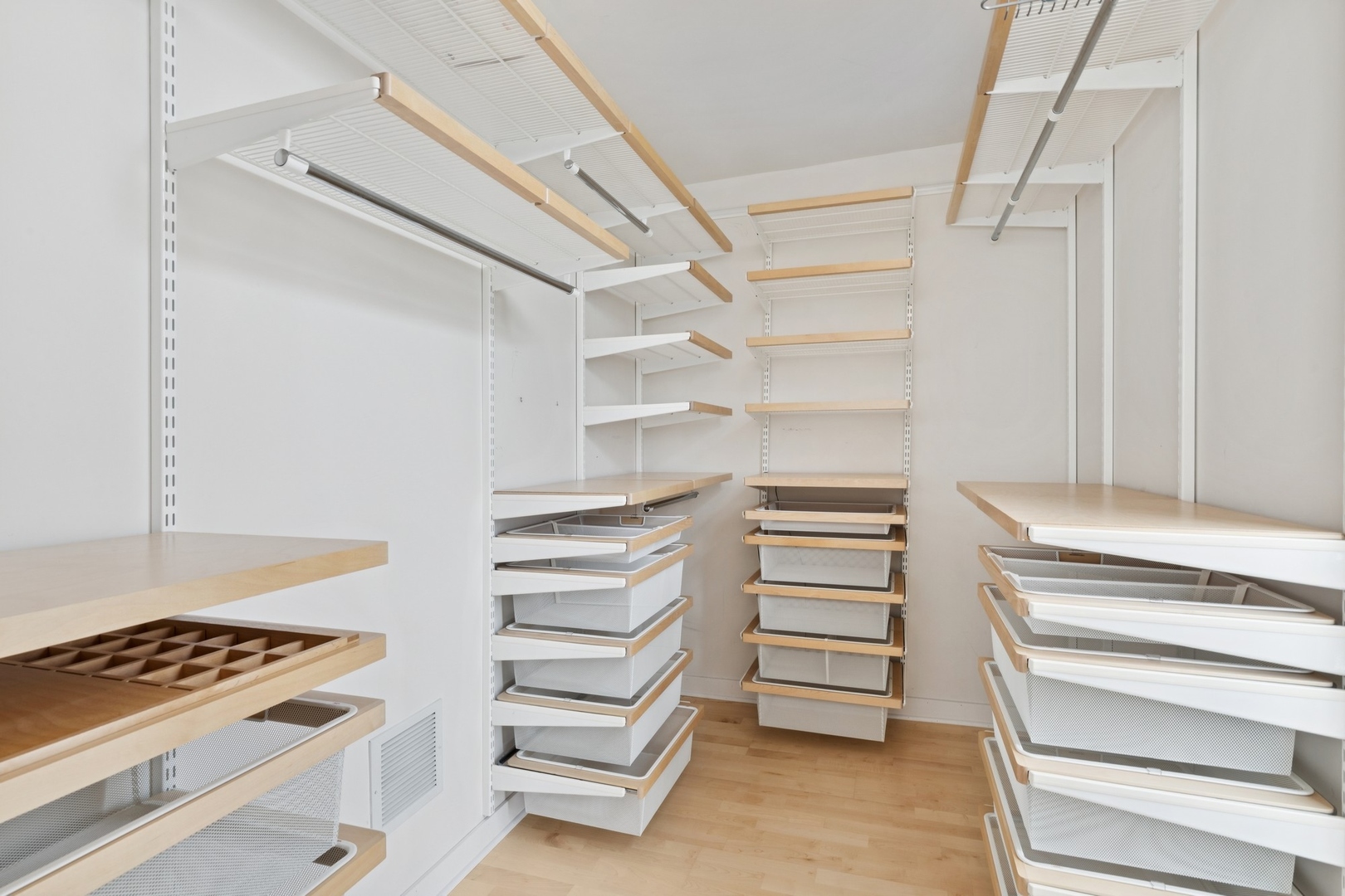 Evanston, Illinois 60201, United States, 3 Bedrooms Bedrooms, ,2 BathroomsBathrooms,Residential,Active,157361