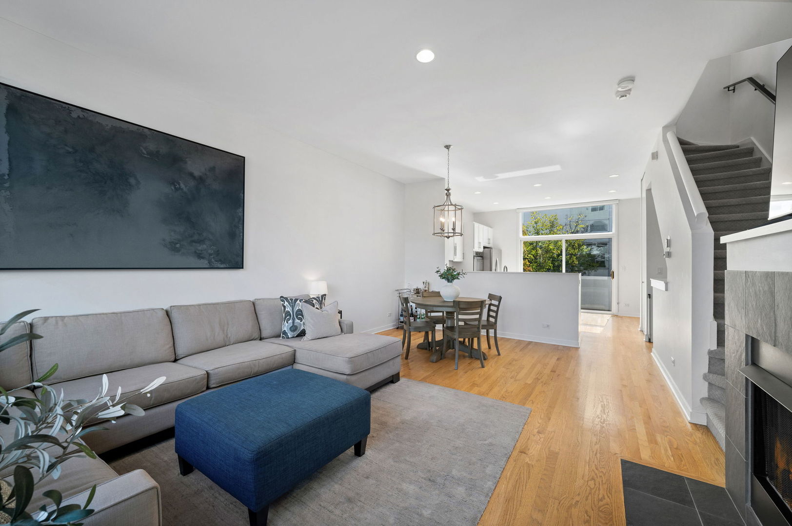 1759 W Wellington Avenue