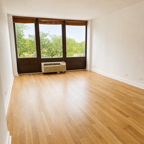 Tiny photo for 5320 N SHERIDAN Road #405, Chicago, IL 60640 (MLS # 12764177)