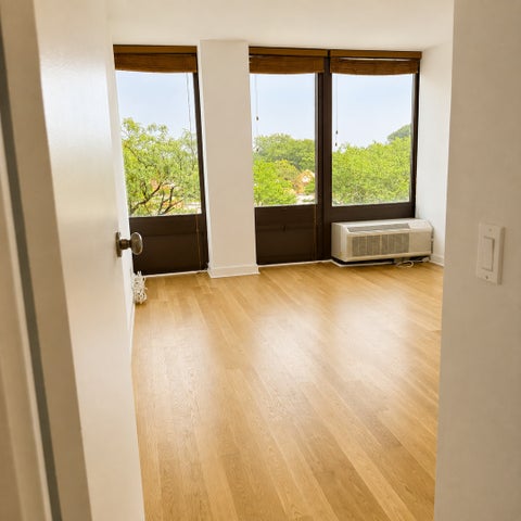 Tiny photo for 5320 N SHERIDAN Road #405, Chicago, IL 60640 (MLS # 12764177)